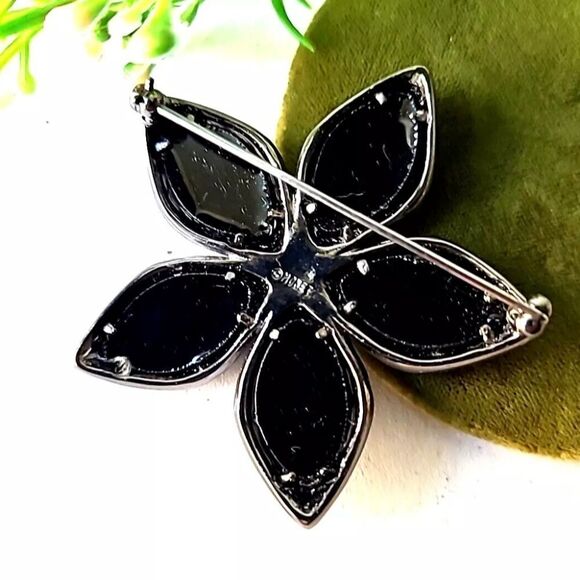 Vintage Monet Signed Japanned Glass Acrylic Rhinestones Pin brooch - Picture 2 of 3